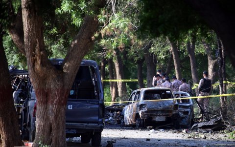 Funcionarios de seguridad inspeccionan el lugar de una explosión frente al aeropuerto internacional Jinnah en Karachi, Pakistán, el 7 de octubre de 2024.