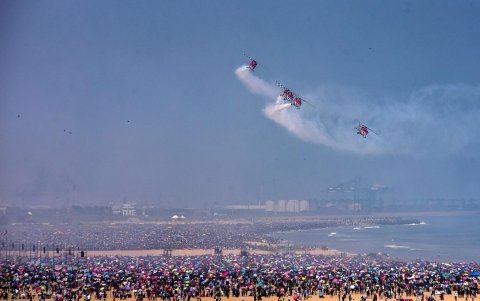 El equipo de exhibición de helicópteros de la Fuerza Aérea de la India durante un espectáculo aéreo antes de las celebraciones del día de la Fuerza Aérea de la India en Marina Beach en Chennai.