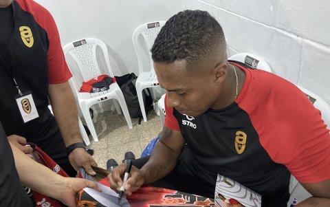 Antonio Valencia en el camerino del estadio de La Troncal firmando un autógrafo.