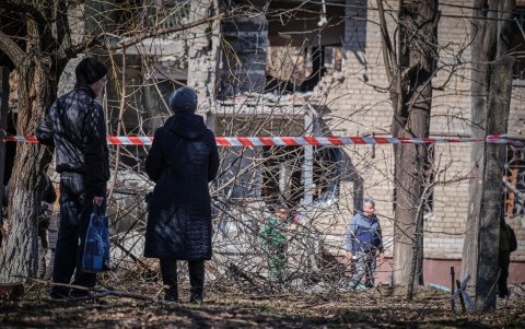 En la foto se observan los destrozos causados por un ataque ruso en la región de Donetsk.