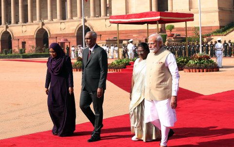 El presidente de Maldivas, Mohamed Muizzu, con la presidenta de India, Droupadi Murmu, y el primer ministro indio, Narendra Modi, en la recepción de bienvenida en Nueva Delhi, el 7 de octubre de 2024.