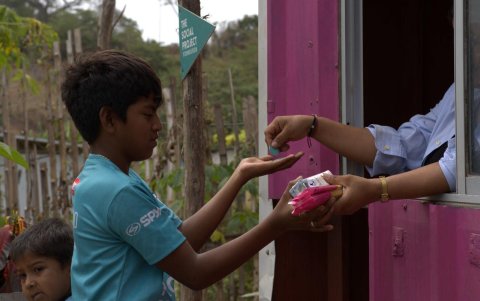 La moneda social se la intercambia en una tienda llamada ‘Eco trueque’ por alimentos.