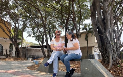 Unión. En la ciudadela 9 de Octubre, Ivonne Pinzón (der.) preside el comité que une al vecindario y tiene el fin de siempre mejorarlo.