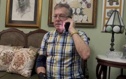 Contacto. Gustavo Rivadeneira mantiene comunicación con sus vecinos vía telefónica y mensajería instantánea; los asiste en todo lo que necesiten.