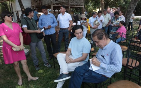 Muchos de los asistentes pidieron una firma en el libro al autor.