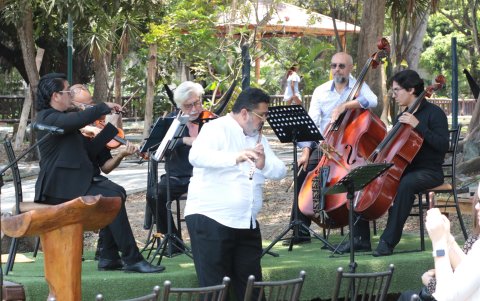El flautista brasilero James Strauss y cuatro músicos de la Orquesta Filarmónica Municipal de Guayaquil interpretaron piezas de la música clásica.