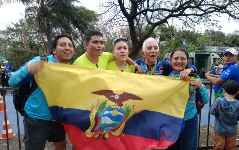 Cueva y Sierra (centro) junto a algunos de los directivos de Olimpiadas Especiales Ecuador.