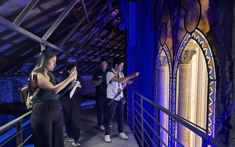 Turismo. Desde el 9 de octubre pasado, el publico puede recorrer áreas internas de la Catedral de Guayaquil, en el proyecto Destino de Luz.