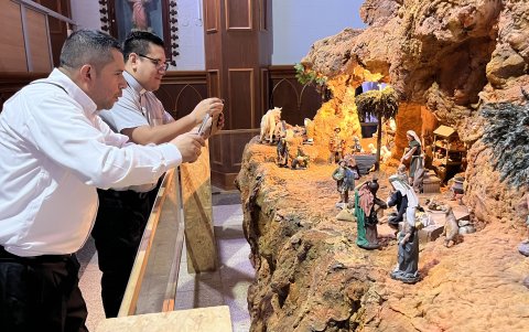 Recorrido. Luego de recorrer los vitrales, lo turistas podrán observar el pesebre más grande de Latinoamérica, mide 280 m2.
