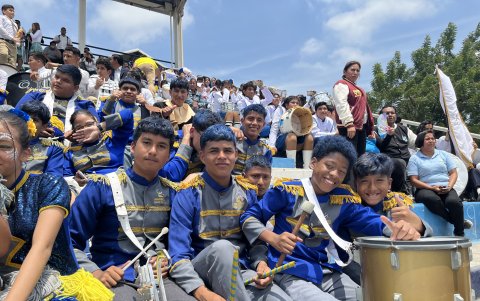 Los estudiantes modificaron sus vestuarios para innovar y destacar en sus presentaciones.