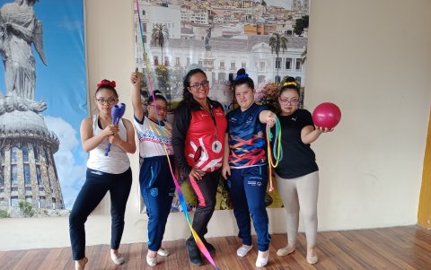El equipo completo de gimnasia rítmica con el que Ecuador acudió a Paraguay, junto a su entrenadora (c).