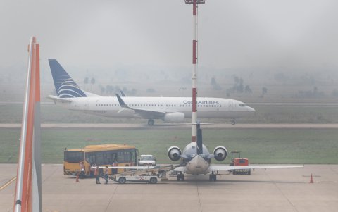 Aviones varados por retrasos de vuelos a causa de los incendios este martes, en el aeropuerto Viru Viru Santa Cruz (Bolivia).