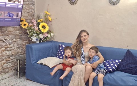 Junto a sus pequeños.