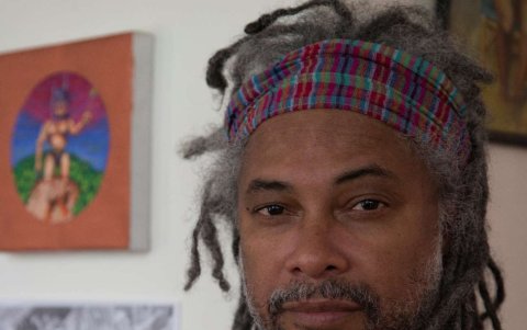 El escritor Francisco Santana llegó a la capital poco antes del inicio del confinamiento.