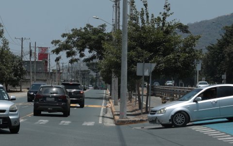 Medida. En vía a la costa las rutas alternas, aledañas a las garitas, dan fluidez, pero no han desaparecido tampoco los embotellamientos que se registran a diario.