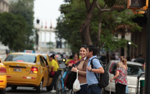 Actividad. Dos jóvenes caminan por el bulevar 9 de Octubre, mientras, de fondo, Bolívar y San Martín son testigos del dinamismo porteño.