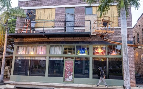 Ante la situación meteorológica adversa, las autoridades han pedido a los ciudadanos que no ha podido evacuar que se resguarden y protejan sus propiedades.