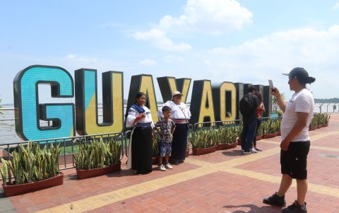 Las letras de Guayaquil son aprovechadas por turistas para tomarse fotos.