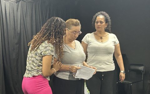 La obra es un espacio para reflexionar sobre temas universales.