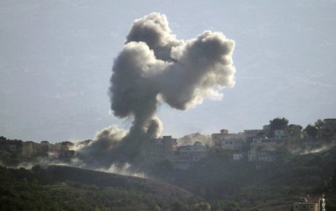 El humo se eleva tras los ataques aéreos de las fuerzas israelíes cerca de la frontera entre Líbano e Israel, el 9 de octubre de 2024.