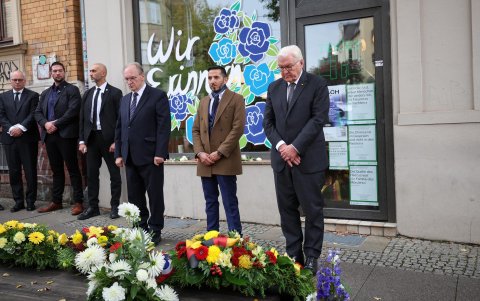 El presidente alemán, Frank-Walter Steinmeier (D), durante un acto por el quinto aniversario del atentado cometido por un neonazi contra una sinagoga en Halle.