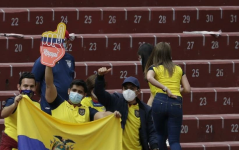 Hinchas de Ecuador en el estadio Rodrigo Paz Delgado de Quito