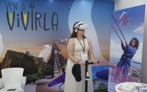 Personas asisten a la Cumbre Mundial de Turismo de Aventuras 2024 en el Panama Convention Center.