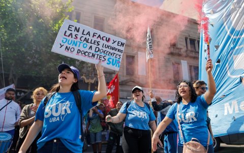 Estudiantes participan en una manifestación este miércoles en Buenos Aires (Argentina).