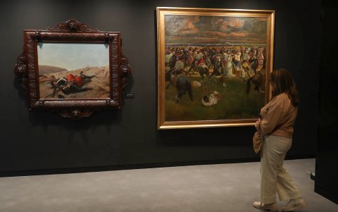 Una persona observa dos grandes pintura en el Museo del Gaucho y la Moneda este martes en Montevideo (Uruguay).