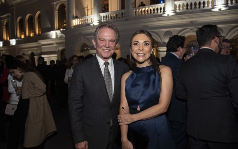 Bernardo Gómez y María Paz Jervis, presidente ejecutiva de la cámara.