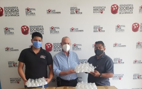 Entrega de medicinas por 4000 dólares al hospital  de niños del Hospital León Becerra.