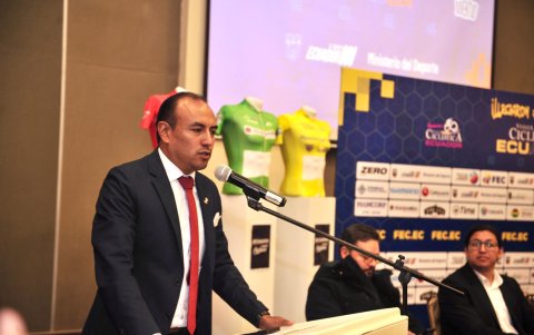 Santiago Rosero, presidente de la Federación Ecuatoriana de Ciclismo, durante su intervención.