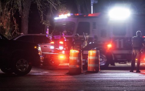 Una ambulancia acude a atender una emergencia durante el paso del huracán.