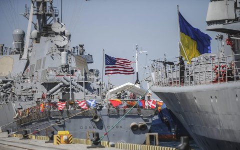 En la foto aparecen navíos ucranianos en un puerto del Mar Negro.