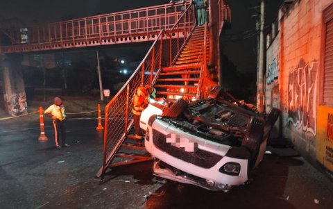 Cuatro personas quedaron atrapadas por la pérdida de pista y volcamiento de un auto en Iñaquito, norte de la capital.