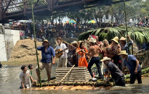 El festival reúne a varios amorfineros de Manabí, quienes navegan sobre las balsas.