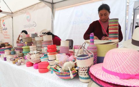 Los artesanos de Gualaceo expondrán sus mejores tejidos durante la feria.