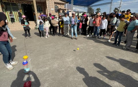 La festividad atrae a personas de diferentes partes del país, incluyendo turistas de Quito y Ambato.