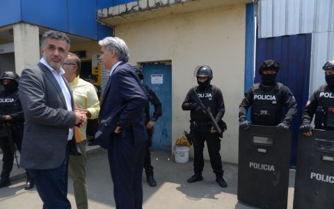 En septiembre, Sacha Llorenti, miembro del Comité Internacional por la Libertad de Glas, y Marco Enríquez, coordinador general del Grupo de Puebla, visitaron el centro donde está el exvicepresidente.