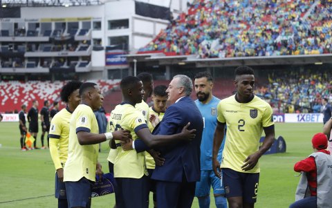 Gustavo Alfaro intercambia palabras con Moisés Caicedo, referente de la Tricolor.