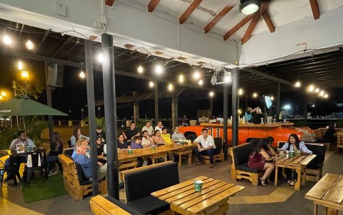 2. Situación. Piden que se permita extender los horarios de los locales que atienden durante las noches. Hay poca clientela.