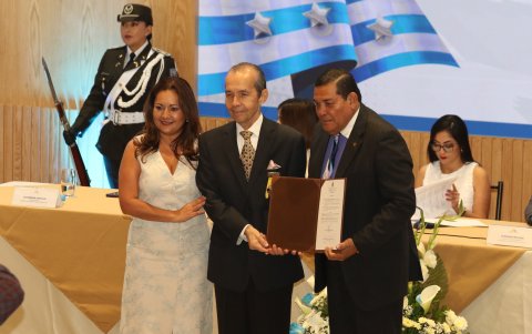 Agustín Febres-Cordero recibe su reconocimiento por parte del asambleísta José Luis Chamba. Los acompaña Alexandra Castillo.