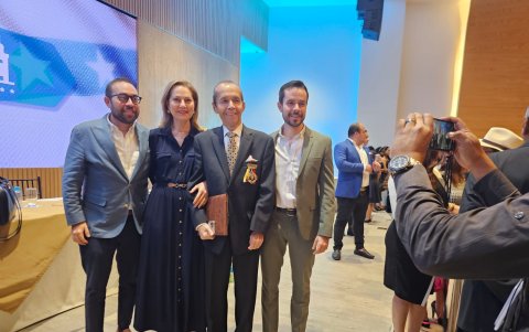 Agustín junto a su esposa, Julieta, y sus hijos Agustín Gabriel y Daniel.