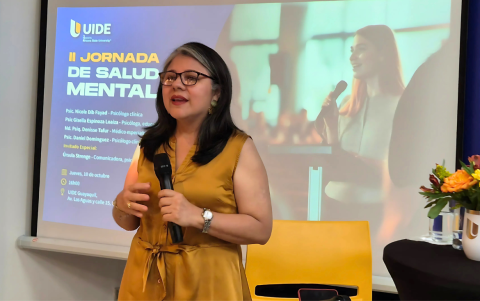 Katherina Lazo, directora de la carrera de Psicología de la UIDE, dirigió el evento.