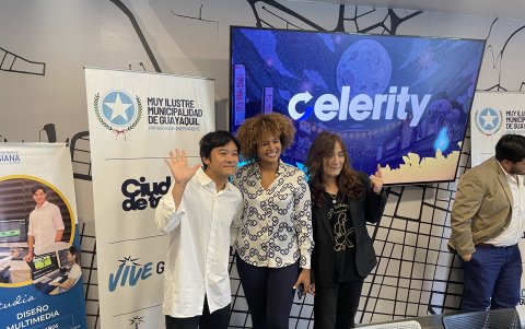 Los cantantes japoneses Coda (izquierda) y Eizo Sakamoto (derecha) junto a María del Cisne Montés (centro), representante del Municipio.