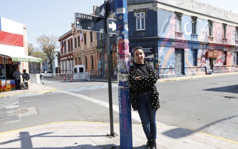 Fotografía del 25 de septiembre de 2024 de la coordinadora de Artistas Yungay, Violeta Chiang, durante una entrevista, en el Barrio Yungay, en Santiago (Chile).