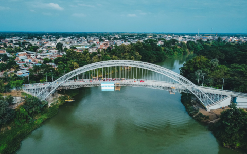 Puente sobre el río Daule permite el tránsito desde la cabecera cantonal de Balzar hacia la vía que inicia desde ese punto hacia Boca de Agua Fría, en el límite con Manabí.