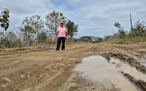 Algunos tramos de la vía lucen en total deterioro.