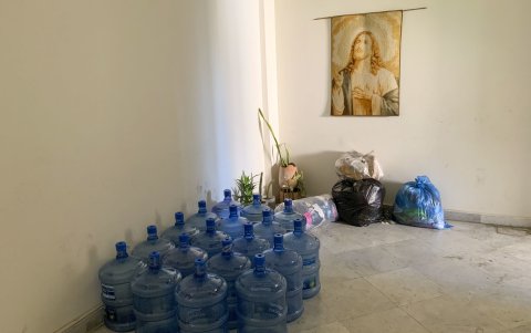 BEIRUT, .- En pleno corazón de Beirut una iglesia jesuita ha abierto sus puertas a los desplazados por la violencia israelí y les da ayuda.