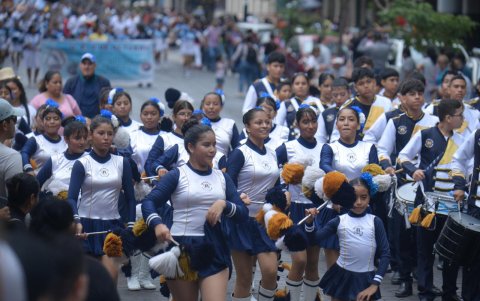 En total 90 planteles y organizaciones civiles desfilaron por las fiestas de Guayaquil el viernes 11.